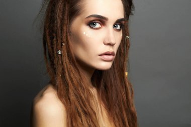güzel korsan kadın makyaj ve dreadlocks ile
