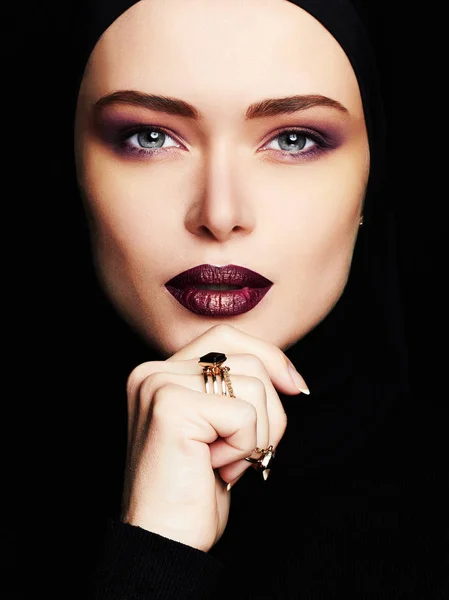 Красивий макіяж мусульманської жінки faces.cosmetics — стокове фото