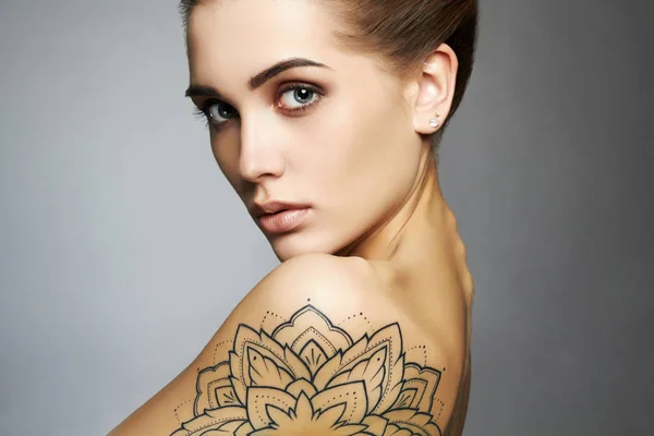 Hermosa mujer sexy con tatuaje — Foto de Stock
