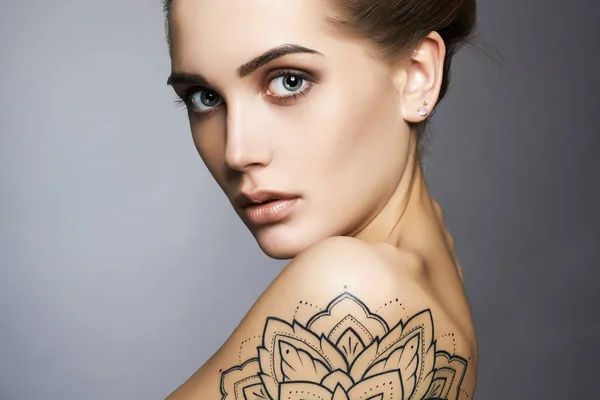 Όμορφη γυναίκα με τατουάζ και make-up — Φωτογραφία Αρχείου