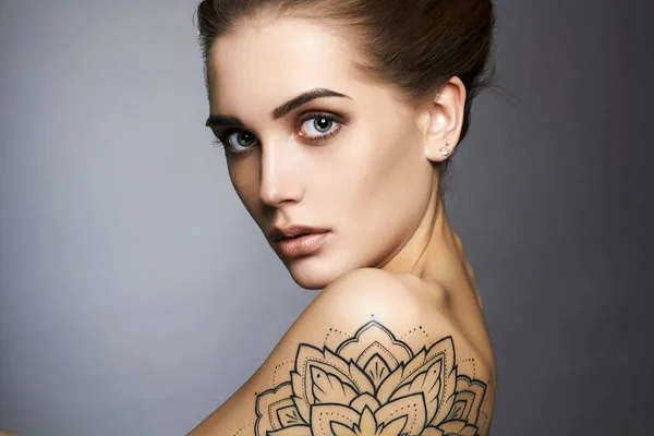 Όμορφη γυναίκα με τατουάζ και make-up — Φωτογραφία Αρχείου