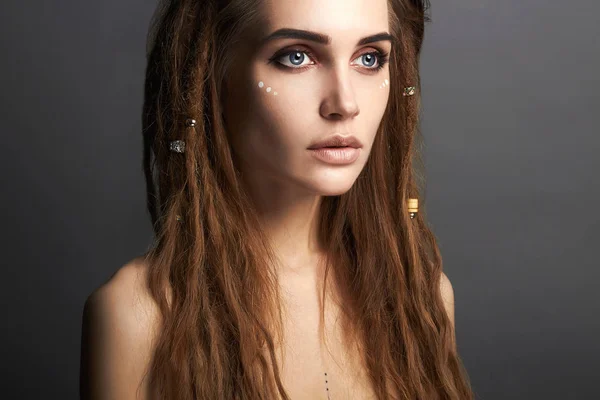 Vacker kvinna med make-up och dreadlocks — Stockfoto