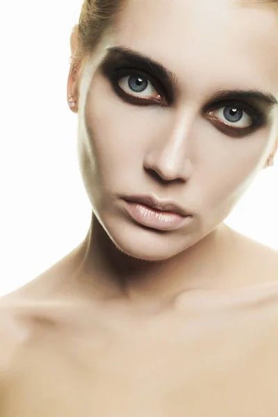 Schöne junge Frau mit Make-up — Stockfoto