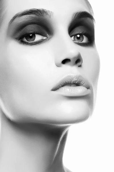 Dunkle Augen Schatten Make-up.beauty Gesicht Mädchen — Stockfoto