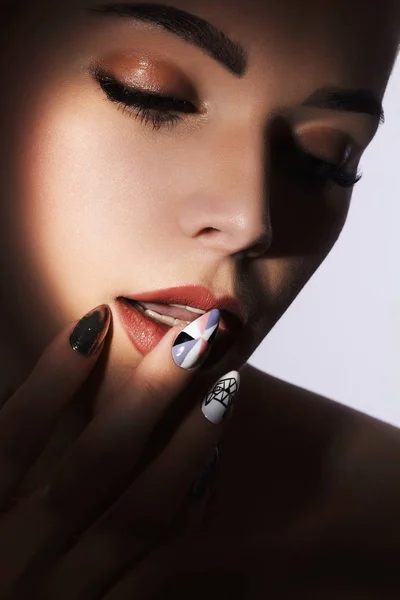 Mulher bonita com manicure design — Fotografia de Stock