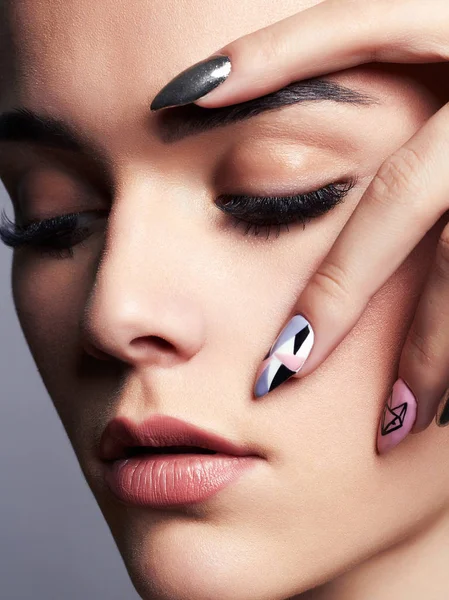 Cara de mujer con uñas de manicura —  Fotos de Stock