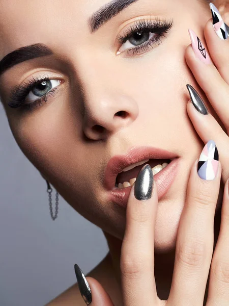 Hermosa cara de mujer con uñas de manicura — Foto de Stock