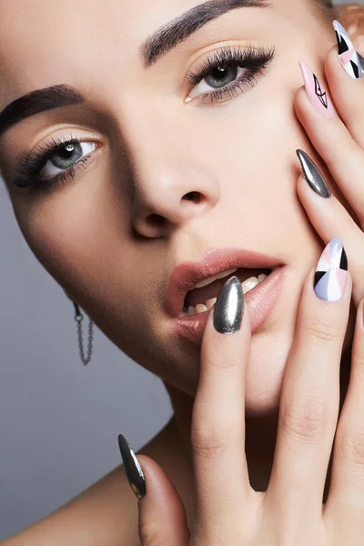 Hermosa cara de mujer con uñas de manicura — Foto de Stock