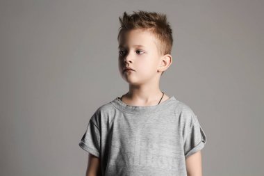 yakışıklı çocuğu gri t-shirt