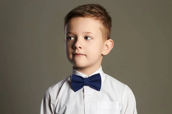 Маленький мальчик в стильном костюме — стоковое фото