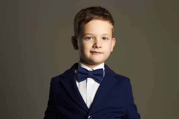 Takım elbiseli küçük boy.stylish çocuk gülümseyen — Stok fotoğraf