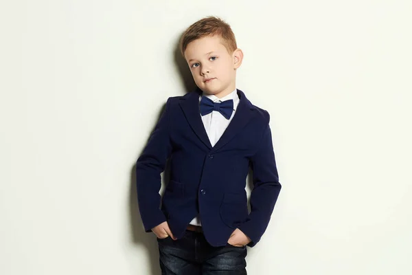 Petit garçon à la mode. Enfant élégant — Photo
