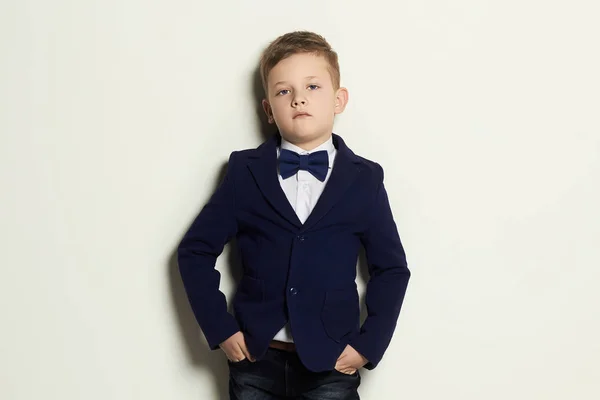 Pequeño niño de moda boy.stylish en traje y corbata —  Fotos de Stock