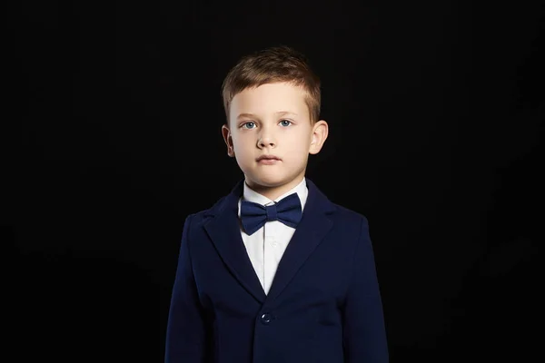 Niño con estilo en traje y corbata —  Fotos de Stock