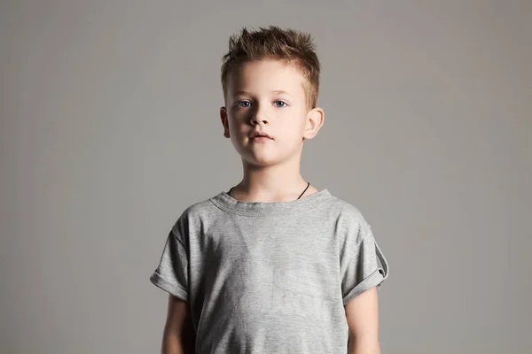 Kind. schöner kleiner Junge. 7 Jahre altes Kind — Stockfoto