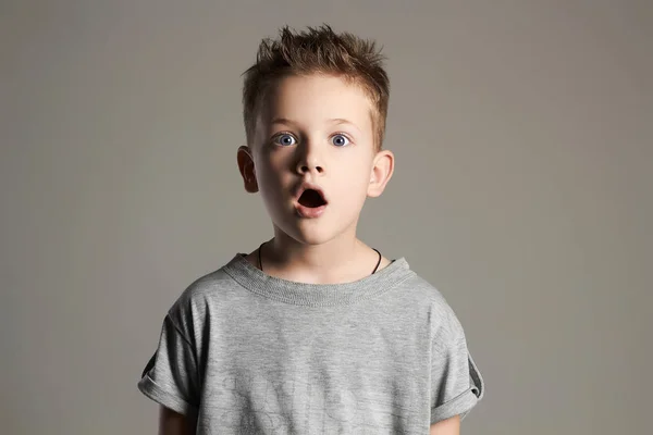 Funny kid.surprised little boy. — Stock Photo, Image