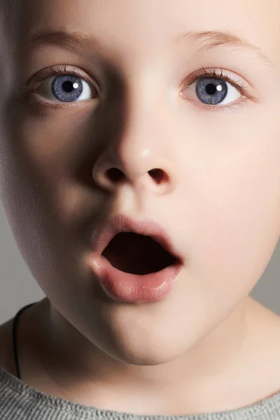Olhos bonitos kid.surprised pequeno rosto boy.child — Fotografia de Stock