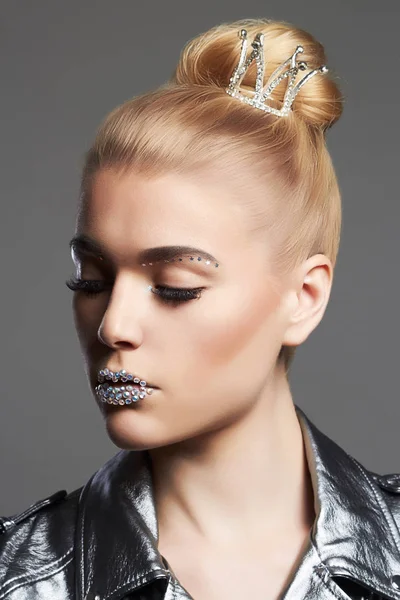 Krásná mladá žena s krystaly make-up a koruna — Stock fotografie