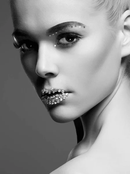 Mode schöne Frau mit Kristallen auf den Lippen — Stockfoto