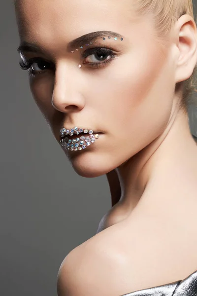 Moda hermosa mujer con cristales en los labios —  Fotos de Stock