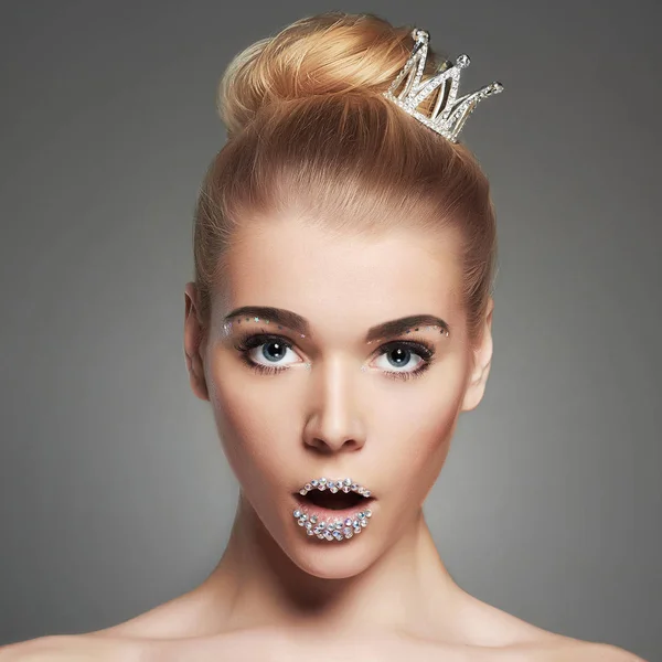 Смішна принцеса дівчина з кристалами макіяж і корона — стокове фото
