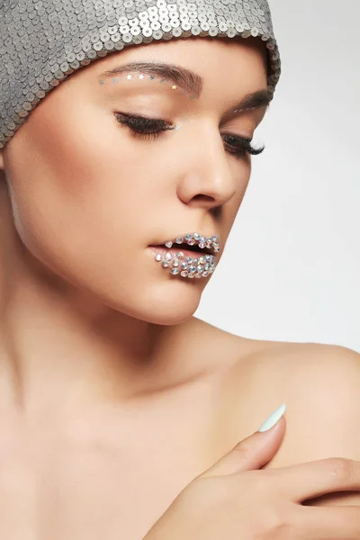 Красива жінка з кристалами на губах — стокове фото