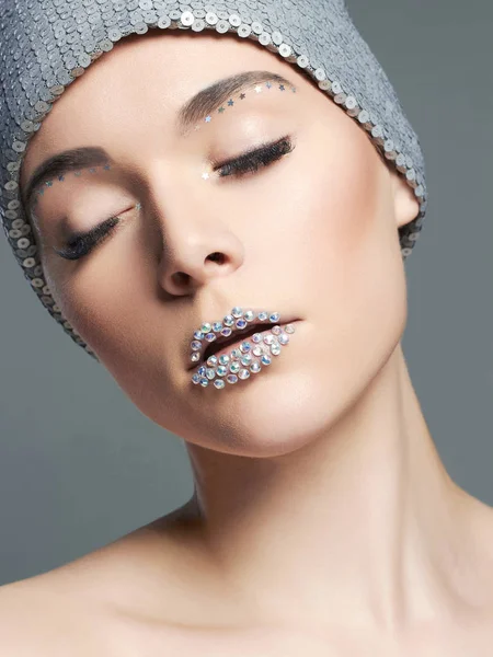 Красива жінка з кристалами на обличчі — стокове фото