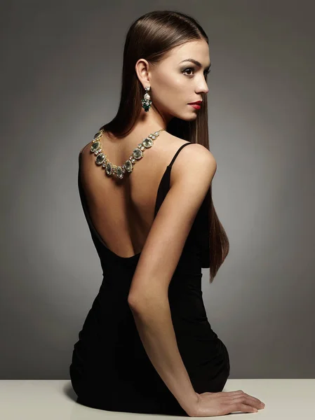 Piękna młoda kobieta w sexy sukienka i biżuteria — Zdjęcie stockowe