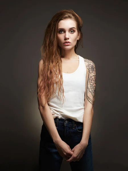 Jonge blonde vrouw met tattoo — Stockfoto