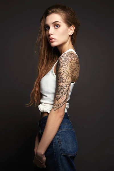 Ung blond kvinna med tatuering — Stockfoto