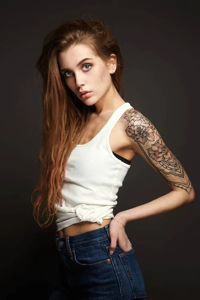 Bela sexy tatuado menina no jeans — Fotografia de Stock