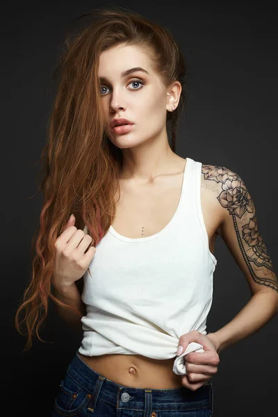 Jonge blonde vrouw met tattoo — Stockfoto