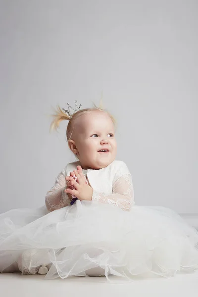 小さな女の赤ちゃんの笑顔 — ストック写真