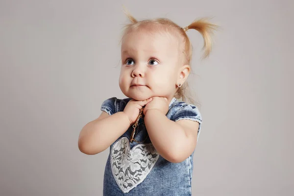 小さな女の赤ちゃん。面白い子 — ストック写真