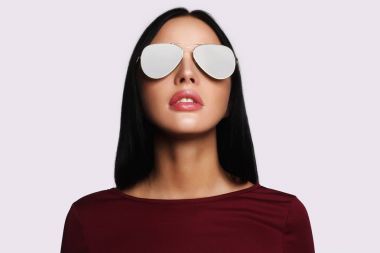 Güneş gözlüklü güzel genç kadın.