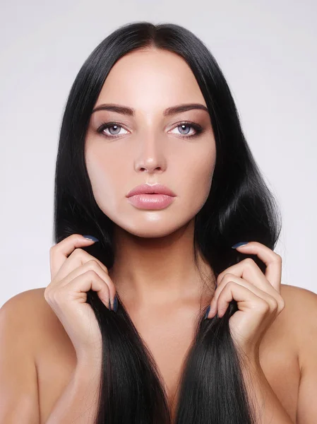 Schöne Frau mit langen gesunden Haaren und Make-up — Stockfoto