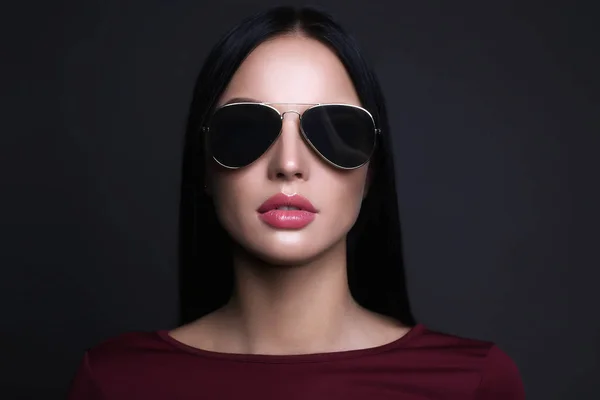 Bela jovem mulher com óculos de sol — Fotografia de Stock
