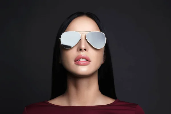 Mode Schönheit Mädchen mit Brille — Stockfoto