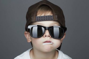 Lolipop ile komik çocuk