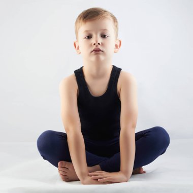 küçük çocuk oturma lika bir yoga