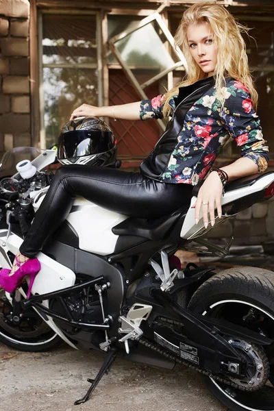 Lifestyle portrait of sexy girl sitting on a motorcycle — Stock Photo, Image