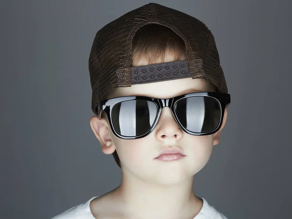 Engraçada child.little menino em óculos de sol — Fotografia de Stock