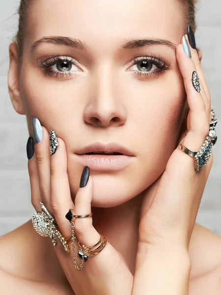 Bela cara de mulher e mãos com jóias — Fotografia de Stock