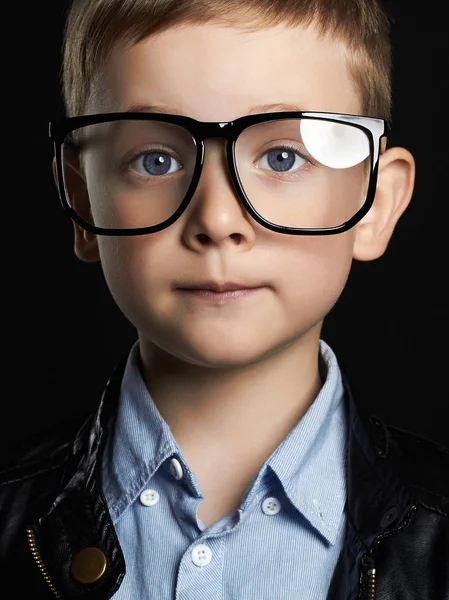 Gözlüklü komik çocuk