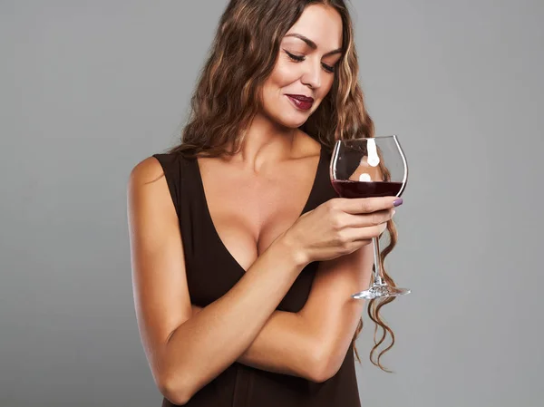 Szczęśliwy uśmiechający się dziewczyna z winem — Zdjęcie stockowe