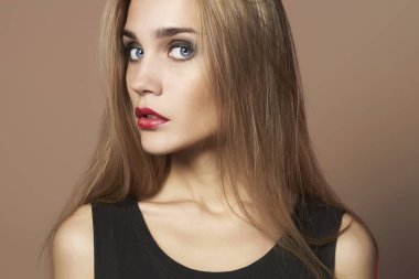 Kırmızı dudaklar genç sarışın kadınla