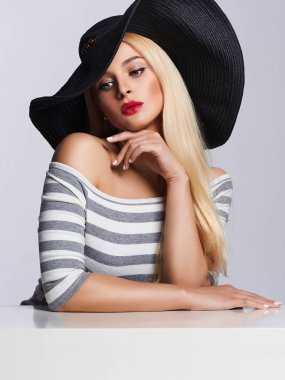 Şapkalı güzel sarışın genç kadın