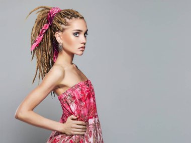 dreadlocks saç modeli ile güzel kız
