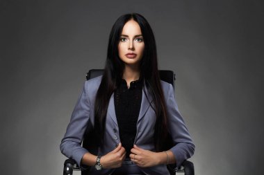 güzel iş kadını sandalyede oturuyor