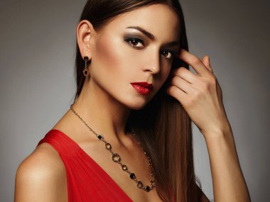 Kırmızı elbiseli güzel seksi kadın.